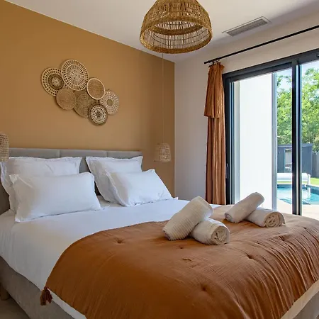 La Parenthese Avec Piscine Chauffee Et Climatisation